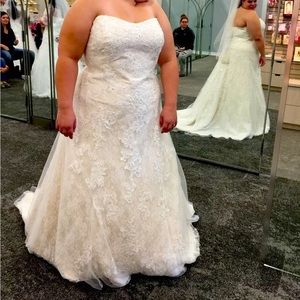 David’s Bridal Lace Wedding Gown size 18W